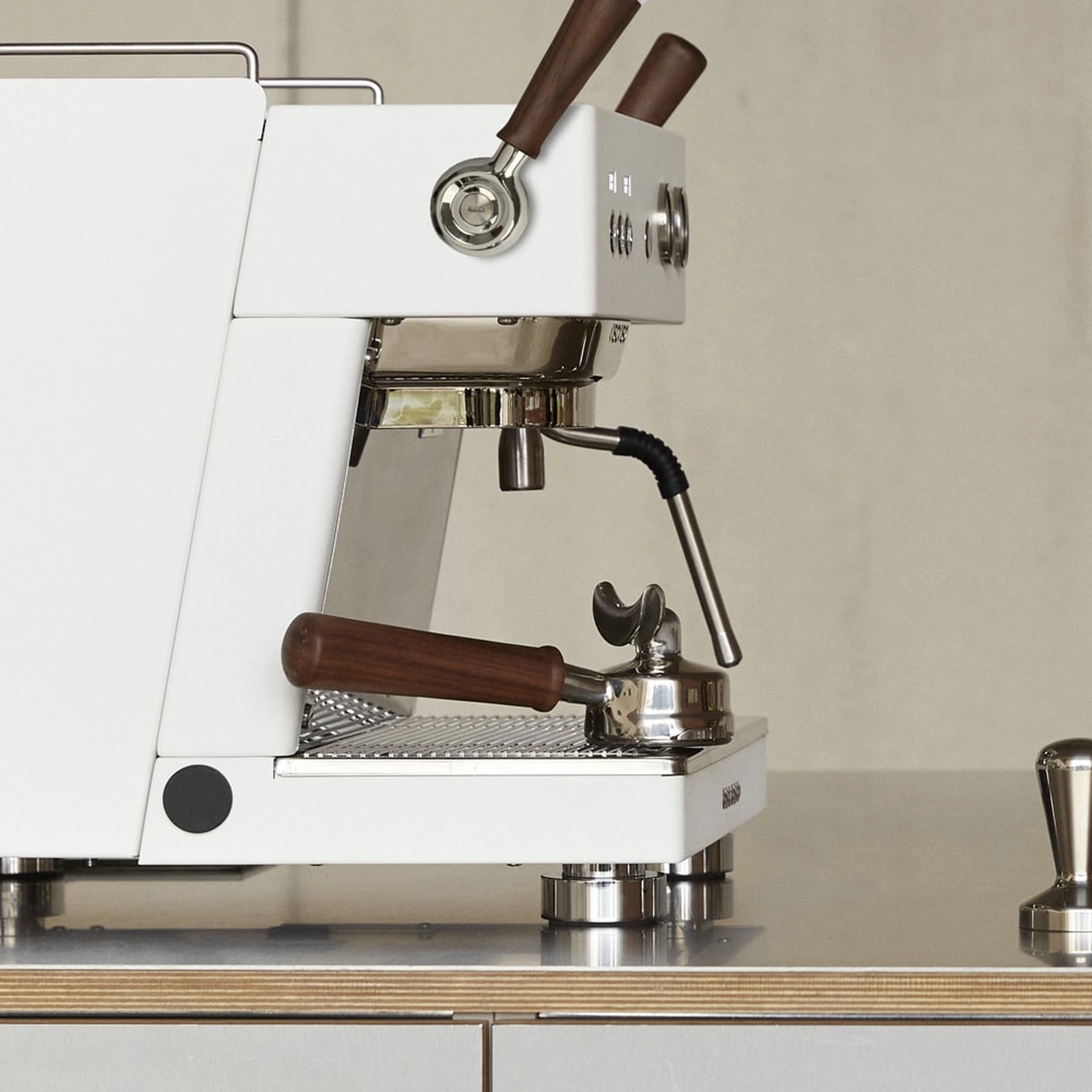 White „Ascaso“ Baby T FLOW in a kitchen: walnut-handled flow and steam levers
