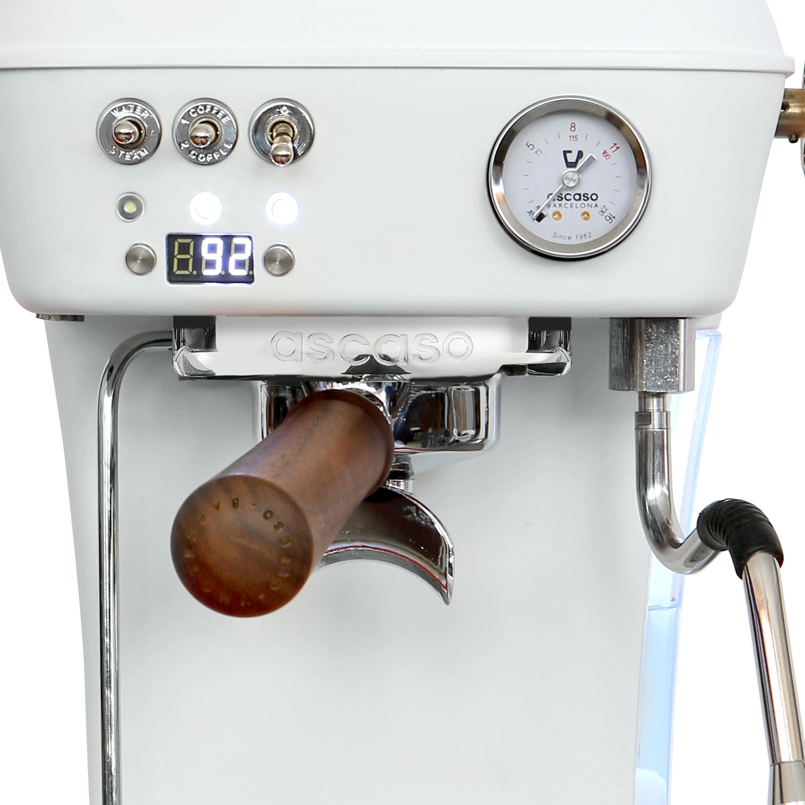 White „Ascaso“ Dream PID from the front: display showing the temperature, switches, pressure gauge and walnut-handled portafilter