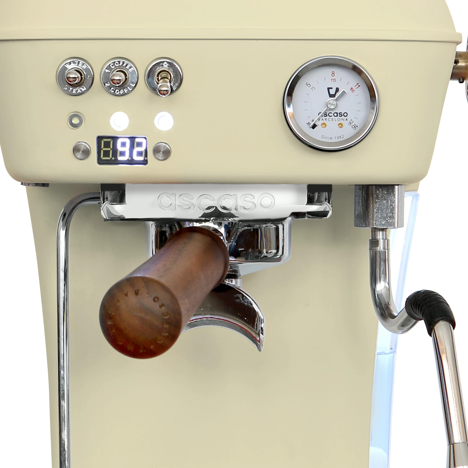 Cream „Ascaso“ Dream PID from the front: display showing the temperature, switches, pressure gauge and walnut-handled portafilter