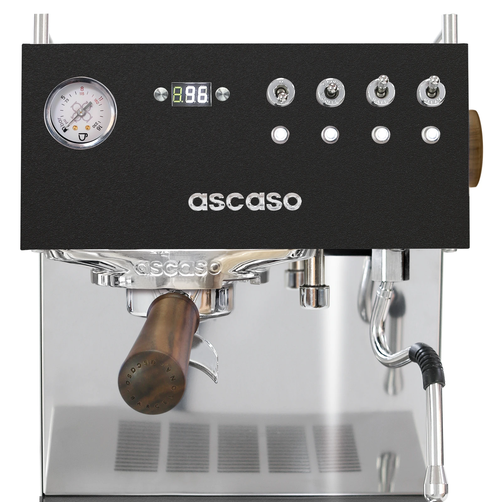 Black „Ascaso“ Steel DUO PID from the front: display, switches, pressure gauge and walnut-handled portafilter