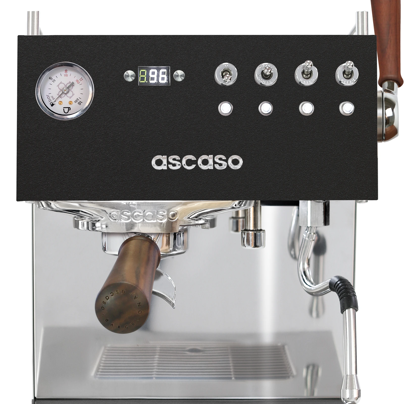 „Ascaso“ Steel DUO PLUS черного цвета, вид спереди: дисплей, переключатели, манометр и портафильтр с ручкой из ореха