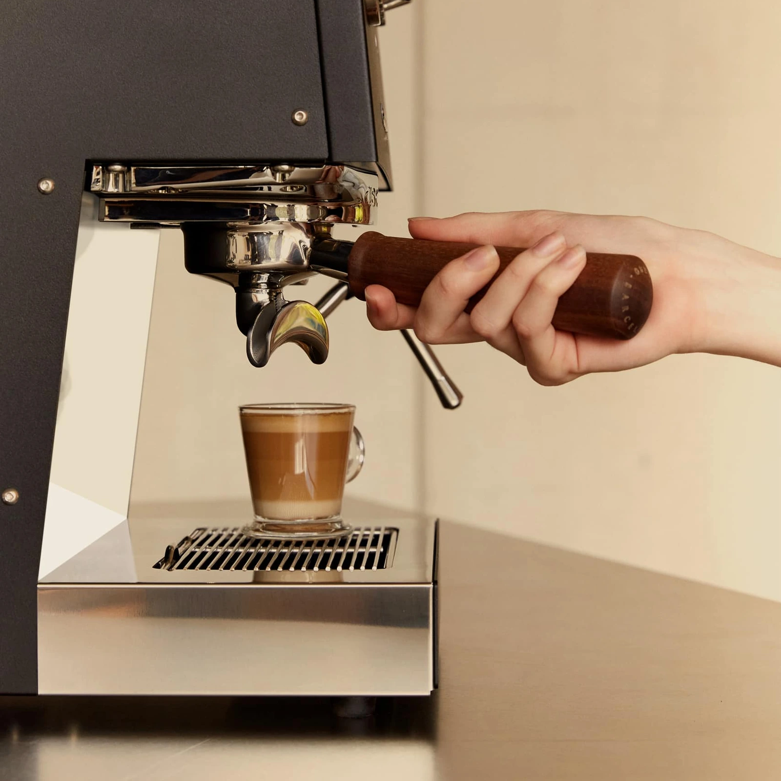 Juodas „Ascaso“ Steel DUO PLUS: espresso teka į stiklinį puodelį ant nerūdijančio plieno grotelių
