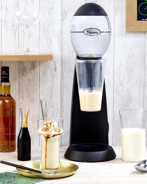 „Santos“ #54 drink mixer with the clear cup, next to a milkshake and bottles