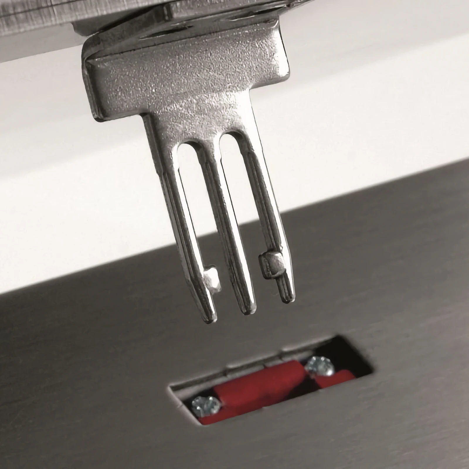„Fama Industrie“ TI 32 R Unger hopper safety device: steel key under the hopper and a slot with a switch on top of the body